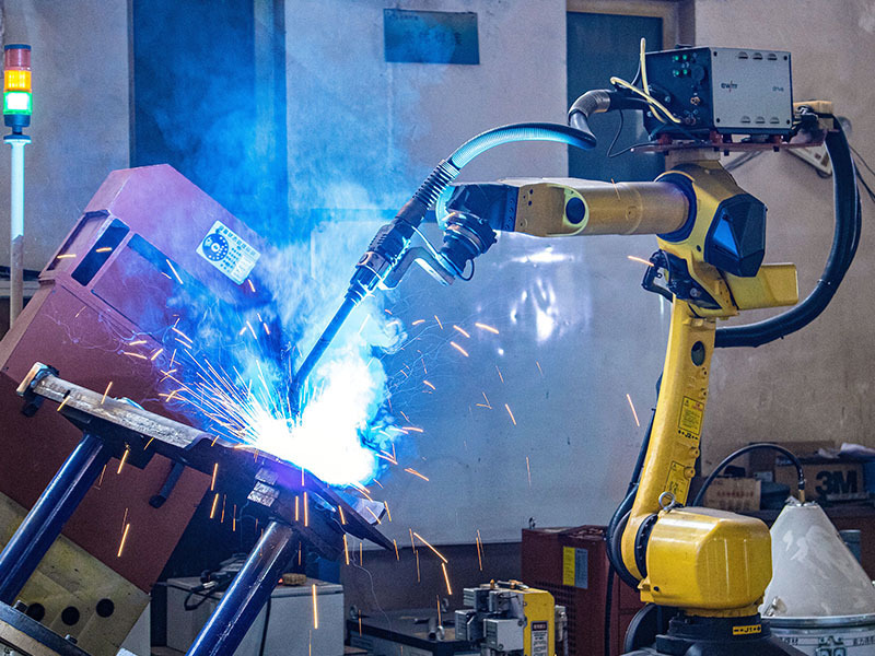 Hydraulic Shears Win Breakers in Demolition